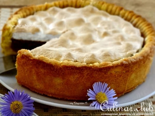 Яблочная шарлотка из песочного теста с меренгой и грецкими орехами