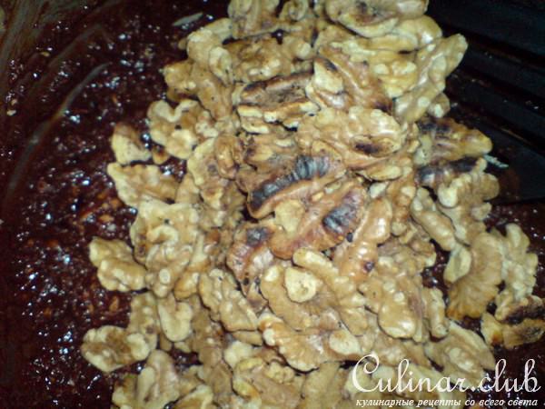 Пирог с горьким шоколадом и грецкими орехами