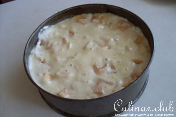 Пирог бисквитный с яблоками и малиной
