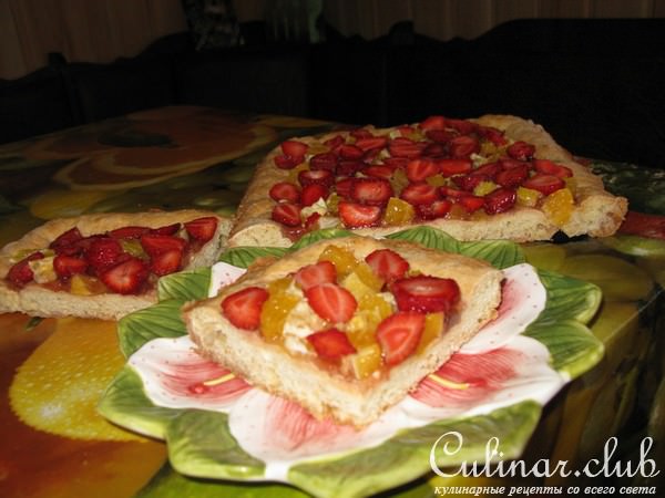Пирог из быстрого теста с апельсином и клубникой