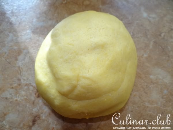 Яблочная шарлотка из песочного теста с меренгой и грецкими орехами