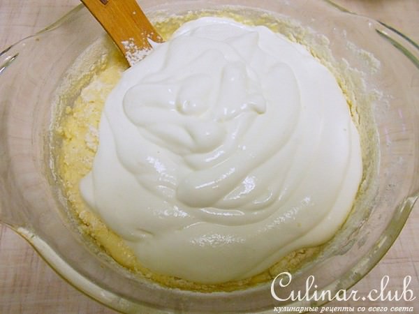 Манник со сметанным лимонно-лавандовым кремом.