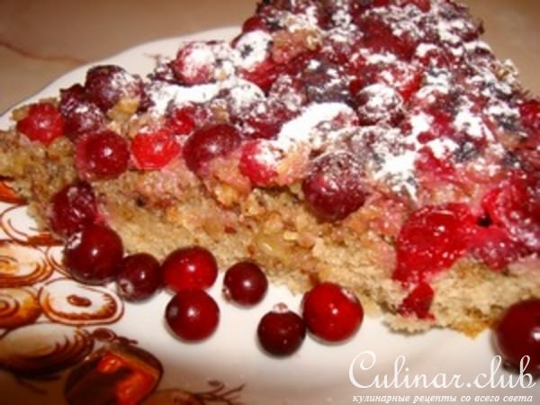 Клюквенный пирог с грецкими орехами