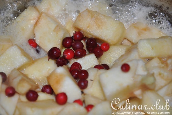 Хлебный пирог с яблоками и брусникой 