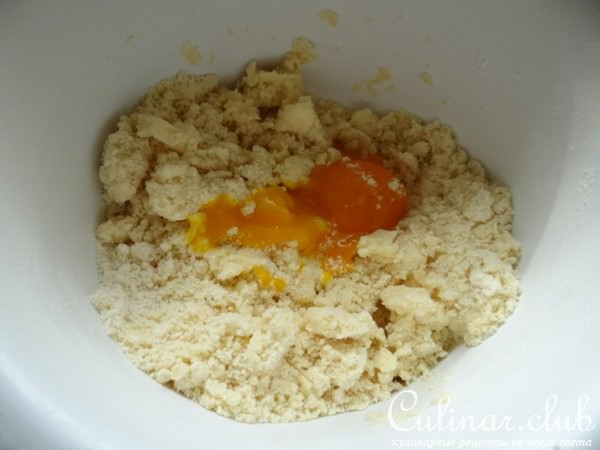 Яблочная шарлотка из песочного теста с меренгой и грецкими орехами