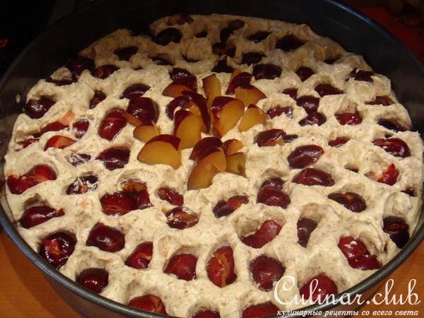 Ореховый пирог с черешней