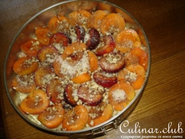 Творожный пирог со сливами и абрикосами "Безделушка"