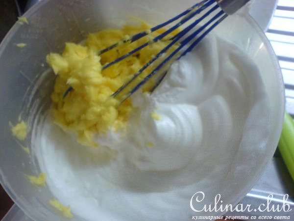 Ореховый пирог со сливами и персиками.