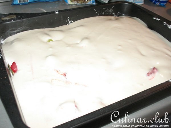 Шарлотка с яблоками и клубникой