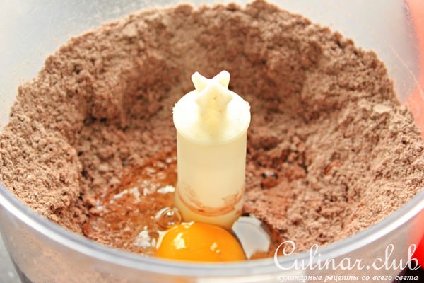 Шоколадный тарт с мятной панакотой и красной смородиной