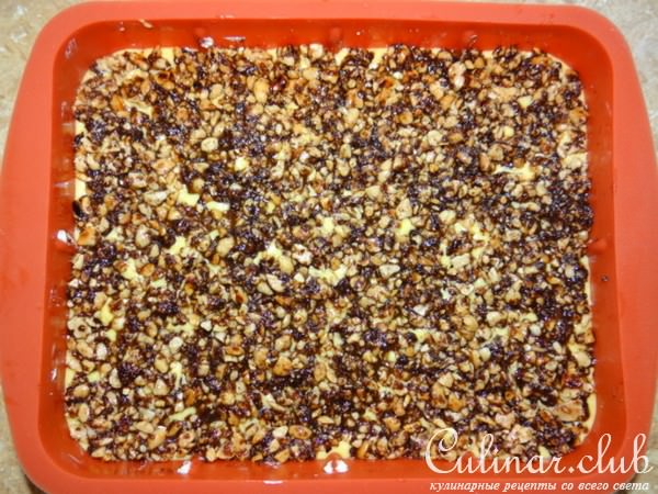 Яблочная шарлотка под арахисовым грильяжем