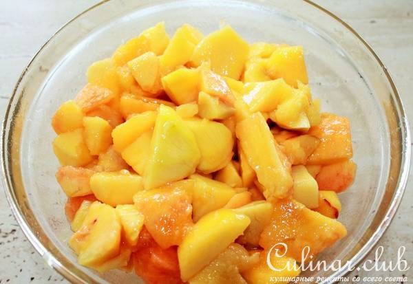 Пирог с манго и персиками