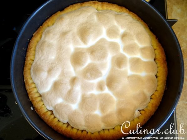 Яблочная шарлотка из песочного теста с меренгой и грецкими орехами