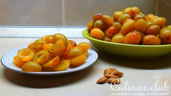 Пирог со сливой, под творожной крошкой, на корже из гречневой муки с маком.