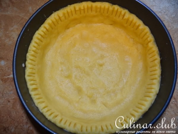 Яблочная шарлотка из песочного теста с меренгой и грецкими орехами