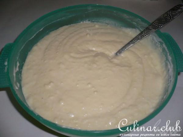 Яблочный пирог с корицей и сметанной заливкой
