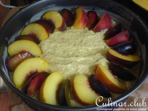 Ореховый пирог со сливами и персиками.