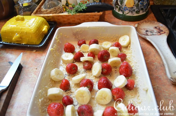Клафути с клубникой, бананом и кешью