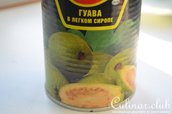 Шарлотка с ягодами и гуавой