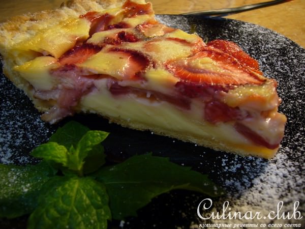 Открытый клубничный пирог со сметанно - сливочной начинкой.
