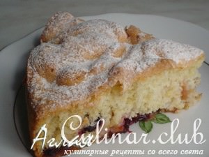 Шарлотка со сливами