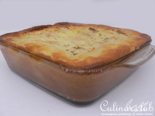 Яблочный пирог с корицей и сметанной заливкой