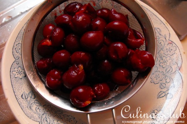 Вишневый пирог с кардамоном, корицей под кокосовой крошкой