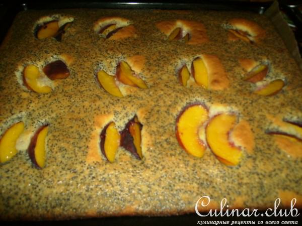 Маковый пирог с персиками