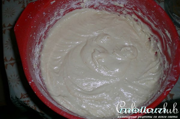 Сдобный пирог с изюмом и маком