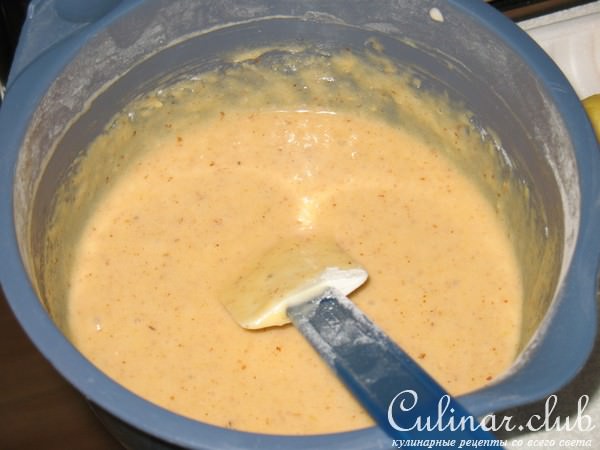 Миндальный бисквит с персиком и яблоками под сметанной заливкой.