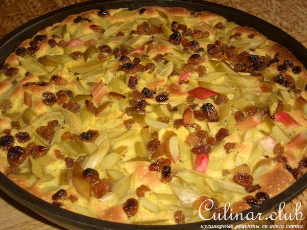 Кукурузный бисквит с ревенем и изюмом