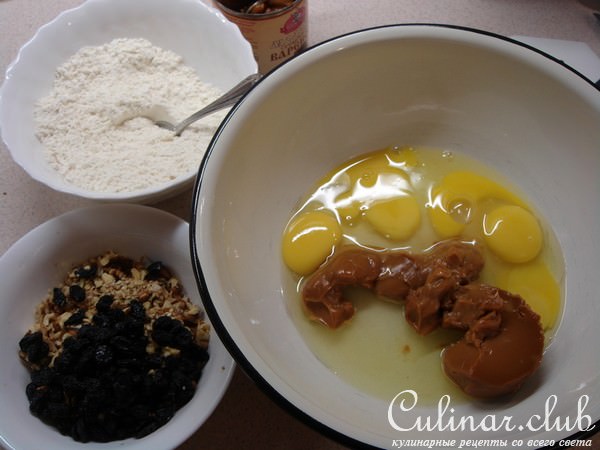 Пирог с вареной сгущенкой и орехами.