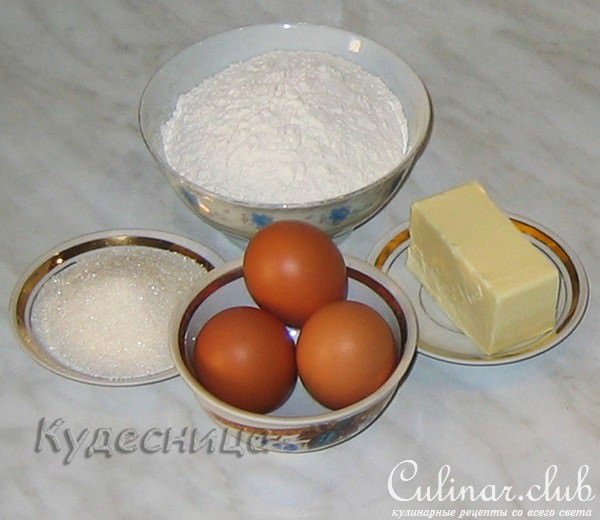 Пирог с брусникой и меренгой