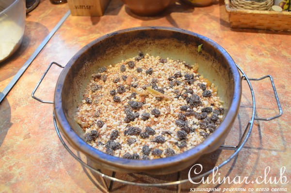 Яблочный пирог - перевертыш с орехами и изюмом