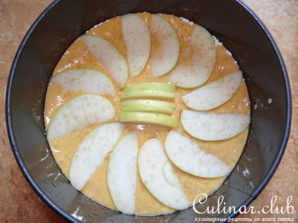 Яблочная шарлотка на сгущенном молоке с арахисом