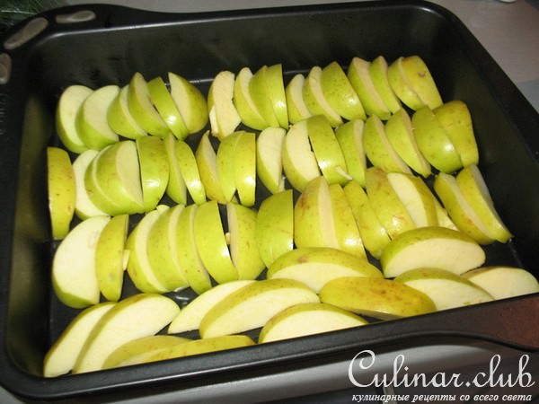 Шарлотка с яблоками и клубникой