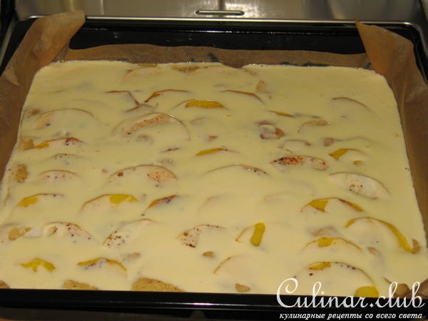 Миндальный бисквит с персиком и яблоками под сметанной заливкой.