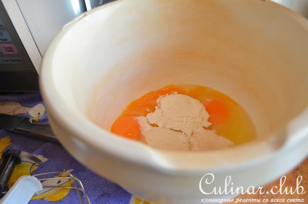 Клафути с клубникой, бананом и кешью
