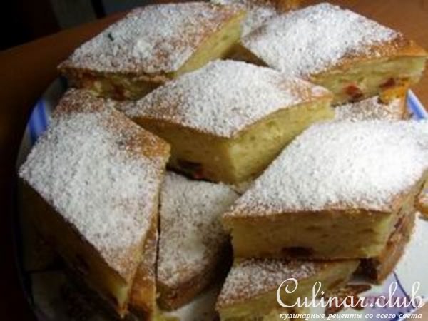 Простой пирог из творога с сухофруктами.