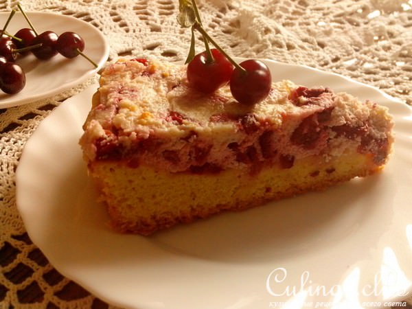 Пирог с вишней и творожным кремом