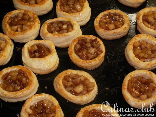 Корзиночки с яблоками в карамели