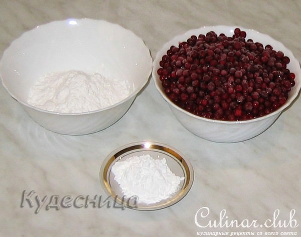 Пирог с брусникой и меренгой