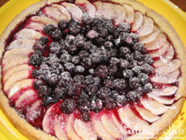 Песочный пирог с яблоками и чёрной смородиной