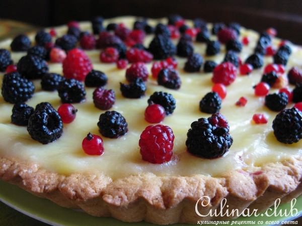 Песочный пирог с заварным кремом и ягодами