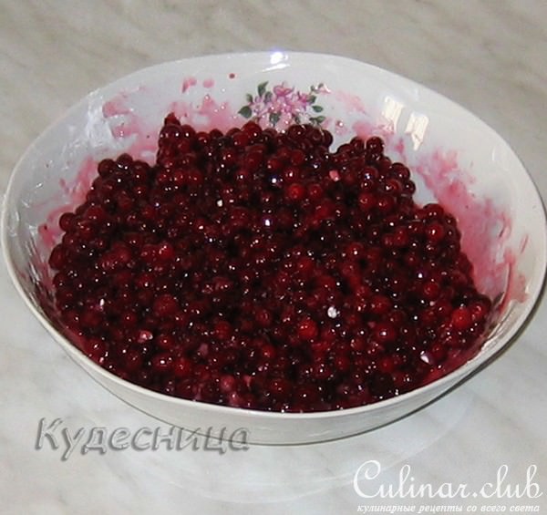 Пирог с брусникой и меренгой