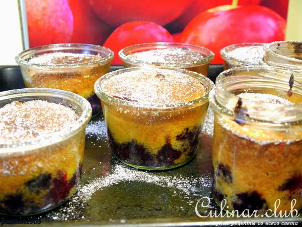 Мини-пироги с ягодами и орехами в стеклянных баночках (подарки из кухни)
