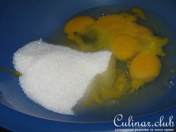 Пирог со сгущенкой.
