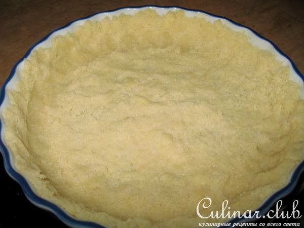 Штрейзельный пирог с клубникой, ревенем и миндалем