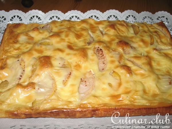 Миндальный бисквит с персиком и яблоками под сметанной заливкой.
