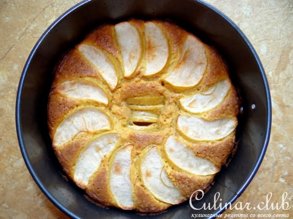 Яблочная шарлотка на сгущенном молоке с арахисом